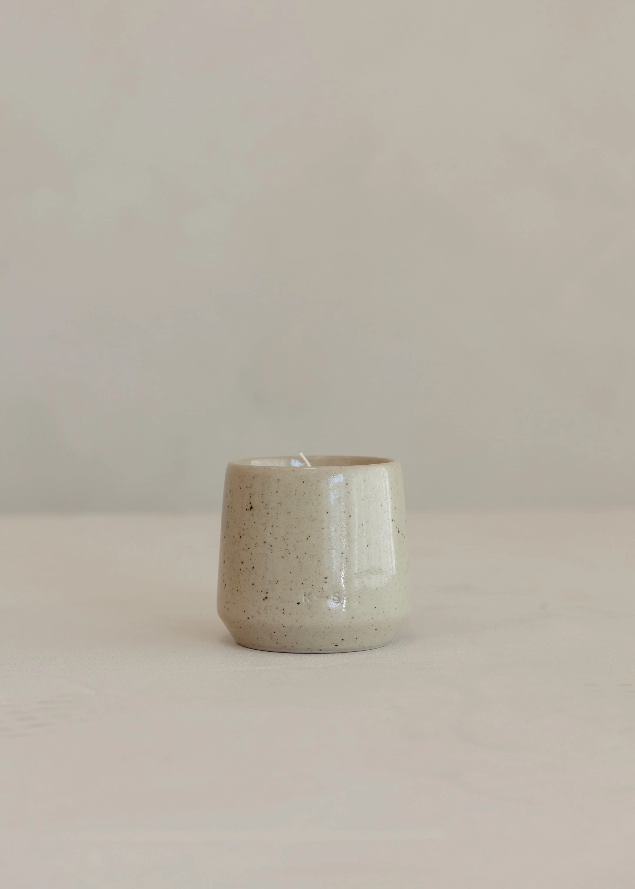 Hand-poured Natural Wax Scented Candle / Sandalwood / Speckled Cream - Image 4