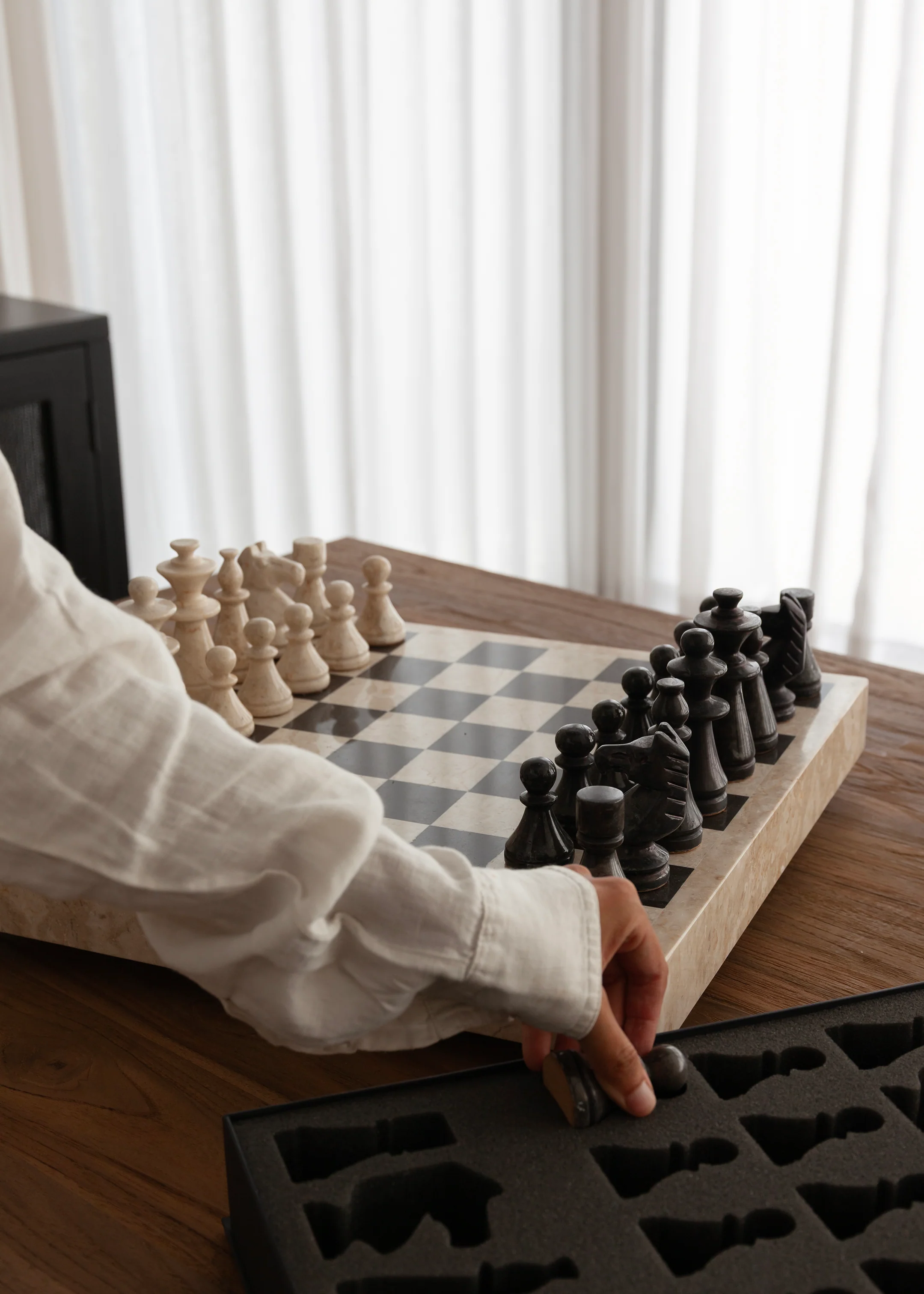 Maku Marble Chess Set / Cream and Black - Image 4